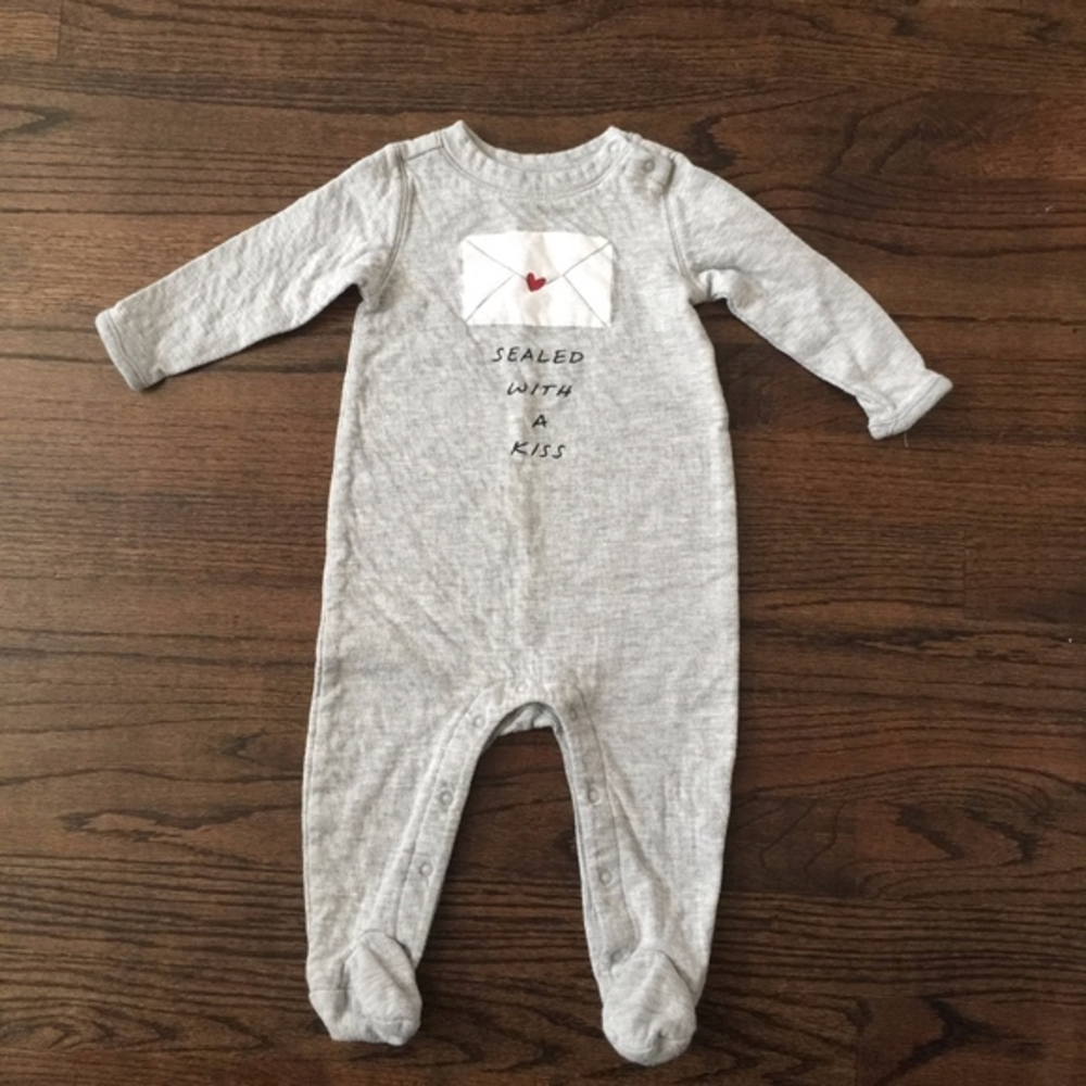 EUC BabyGap Romper Size‎ 6-9M